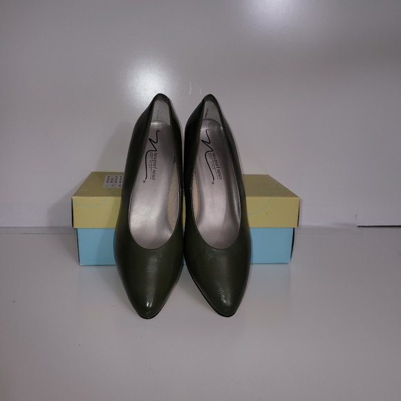 Women's Shoes - Picture 2 of 4